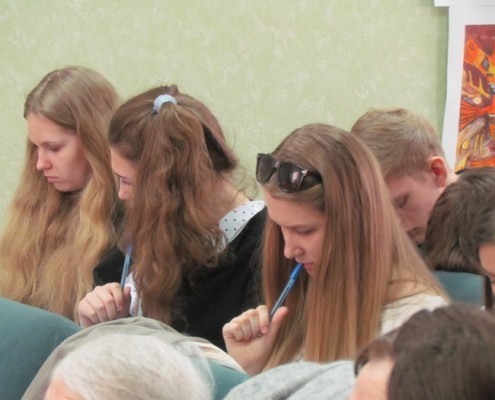 Учащиеся экономического лицея во время проведения теста "Я знаю, я горжусь"